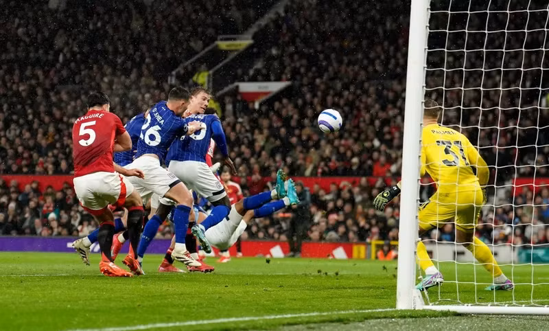 “Quỷ đỏ” may mắn gỡ hòa 1-1 sau khi Sam Morsy phản lưới nhà ở phút thứ 22. man-utd-03-2431.jpg
