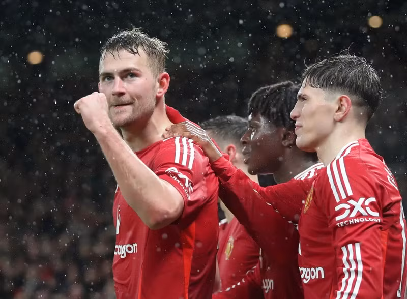 Bàn thắng của Matthijs de Ligt khiến cầu trường sân Old Trafford dậy sóng. man-utd-06.jpg