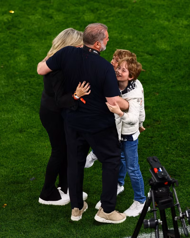 Nhà cầm quân người Úc giúp Tottenham giành chiến thắng trị giá 100 triệu bảng, cùng tấm vé dự Champions League mùa sau. wag-16.jpg