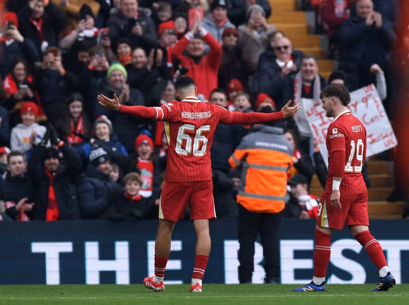 Trent Alexander-Arnold ghi bàn trong bối cảnh tương lai tại ‘Lữ đoàn đỏ’ vẫn còn bỏ ngỏ. liverpool-05.jpg