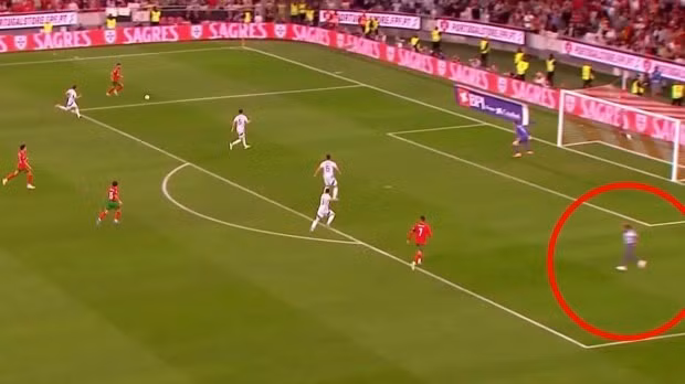 Sự cố diễn ra cuối trận Bồ Đào Nha thắng Scotland 2-1 ở UEFA Nations League tại Lisbon hôm 9/9 (giờ Hà Nội). 3.jpg