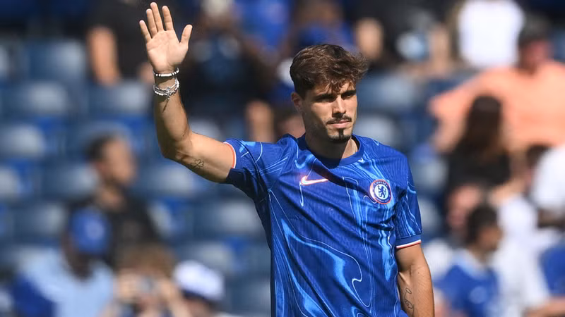 Tiền đạo Pedro Neto (Chelsea) được lựa chọn nhờ điểm trung bình 7,04 – cao hơn các cầu thủ của cả 2 đội thi đấu cùng vị trí. tien-ve-10.jpg