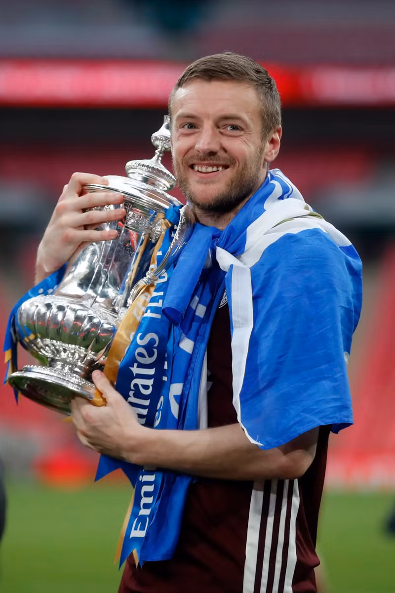 Chân sút 38 tuổi cùng giành Cup FA cùng ‘Bầy cáo’ vào năm 2021. jamie-vardy-7.jpg