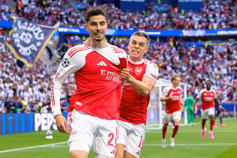 Các cầu thủ Arsenal phấn khích sau bàn thắng sớm của Kai Havertz. Trong thế trận chặt chẽ, lợi thế 1-0 khiến người hâm mộ “Pháo thủ” bắt đầu mơ về chức vô địch Champions League đầu tiên trong lịch sử CLB. psg-5.jpg