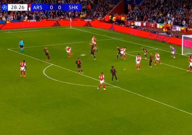 Bàn thắng duy nhất của trận đấu đến với Arsenal đầy may mắn, khi cú sút của Gabriel Martinelli bóng đập vào cột dọc dội ra. 2-9002-8965.jpg