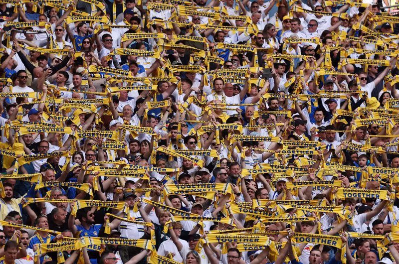 Bầu không khí cuồng nhiệt được các cổ động viên Leeds United mang đến trận bán kết Cup FA. tai-xuong.jpg