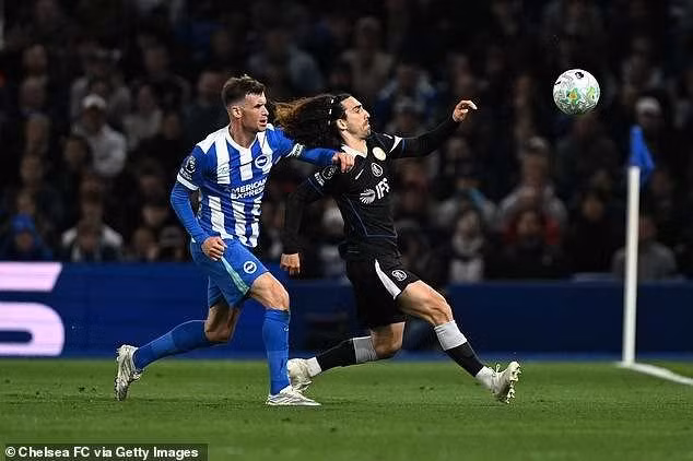 Chelsea phản ứng yếu ớt gần như không tung ra nổi cú sút nào khi hiệp một khép lại. Màn trình diễn nhạt nhoà ấy khiến họ trở thành chủ đề chế giễu của các cổ động viên nhà. chelsea-2.jpg