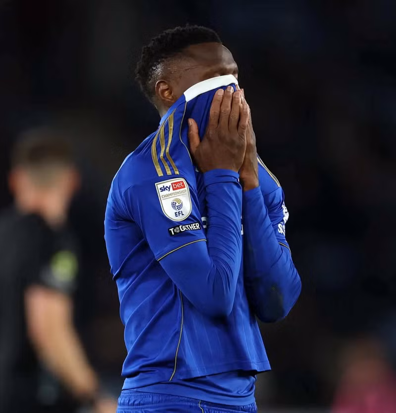 Điều này đồng nghĩa Leicester trở thành đội bóng thứ 5 trong kỷ nguyên Ngoại hạng Anh phải xuống hạng hai mùa liên tiếp, từ giải đấu cao nhất xuống giải hạng Ba. leicester-4.jpg