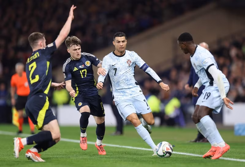 CR7 không ghi được bàn thắng nào trước đội tuyển Scotland và tỏ ra thất vọng. 4-605.jpg