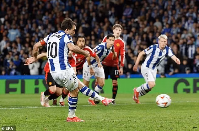 Trên chấm 11m, thủ quân Mikel Oyarzabal bình tĩnh đánh bại Andre Onana để quân bình tỷ số 1-1 cho chủ nhà Real Sociedad ở phút 70. 6.jpg