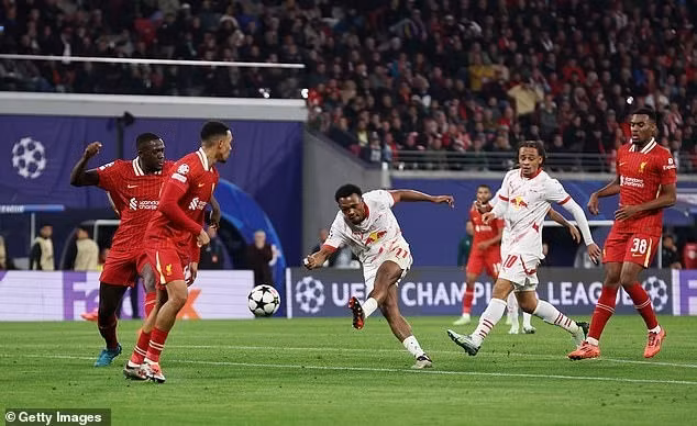 Lois Openda cũng bị trọng tài từ chối 1 bàn thắng cho RB Leipzig vì lỗi việt vị trong hiệp một. 5-4628-6190.jpg