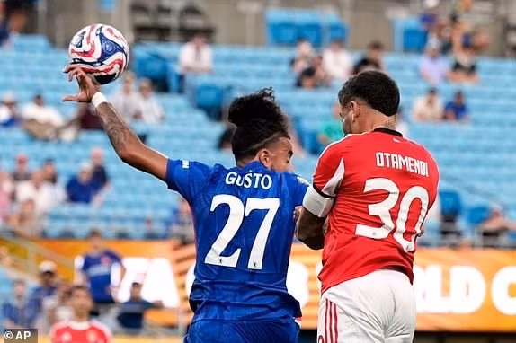 Sau quãng thời gian dài gián đoạn, trận đấu được tiếp tục … chelsea-1.jpg