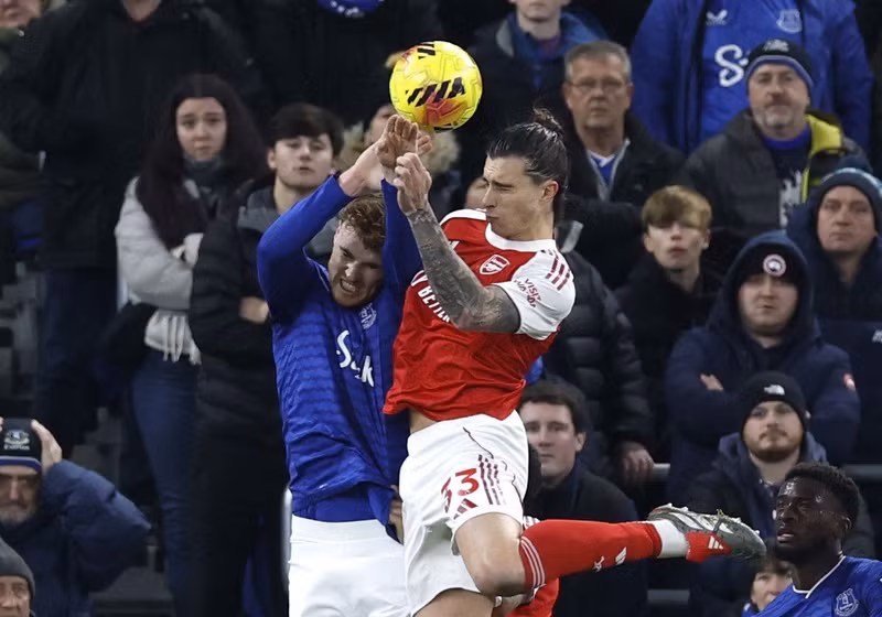 Trong khi đó, Everton thua bởi pha phạm lỗi khó hiểu của Jake O'Brien với Riccardo Calafiori, dẫn đến phạt đền. arsenal-05.jpg