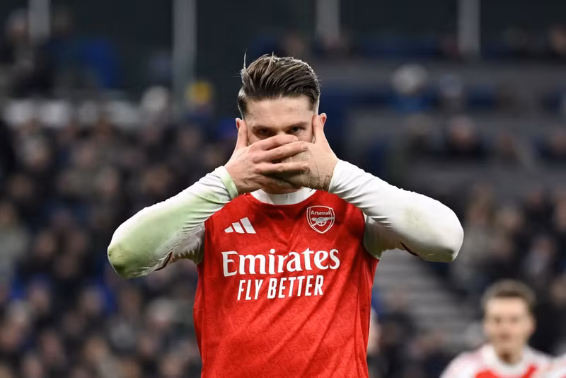 Với 3 điểm trọn vẹn, Arsenal đã đòi lại ngôi đầu mà Man City chiếm giữ vài giờ trước đó. Dù ngắn ngủi nhưng đây là lần đầu tiên kể từ 4/10 thầy trò Mikel Arteta mất đỉnh bảng Ngoại hạng Anh. arsenal-03.jpg