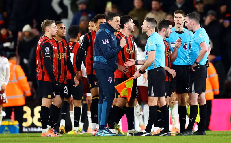 Cuối trận còn chứng kiến hình ảnh các cầu thủ, thành viên của Bournemouth vây quanh trọng tài do cắt còi không cho họ thực hiện nốt pha tổ chức tấn công. arsenal-9.jpg