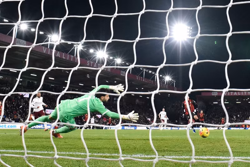 Evanilson nhận ‘món quà’ từ Gabriel giúp đội chủ nhà Bournemouth vươn lên dẫn trước đội đầu bảng xếp hạng. arsenal-4.jpg