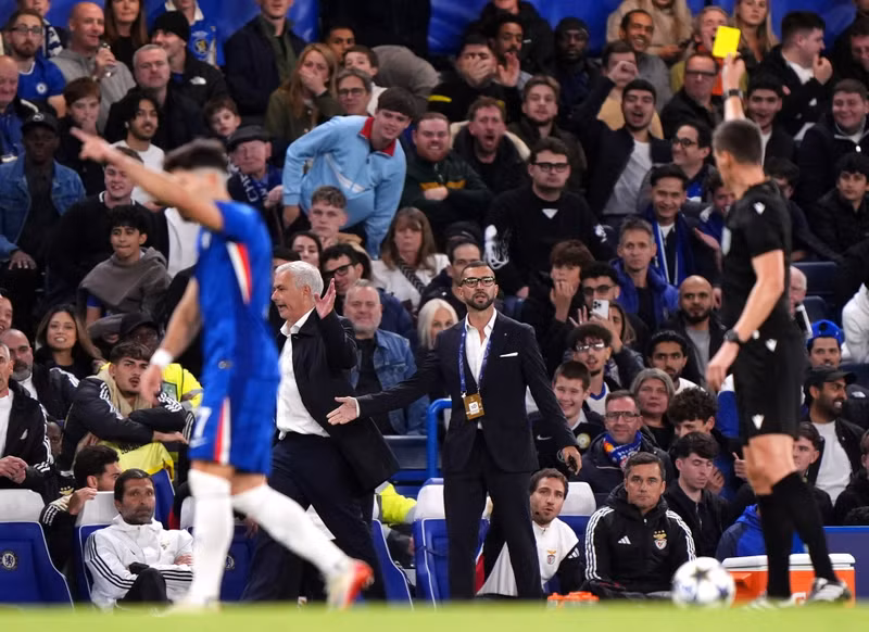 HLV Jose Mourinho còn phải nhận thẻ vàng trong ngày trở lại sân Stamford Bridge. chelsea-6-5801.jpg