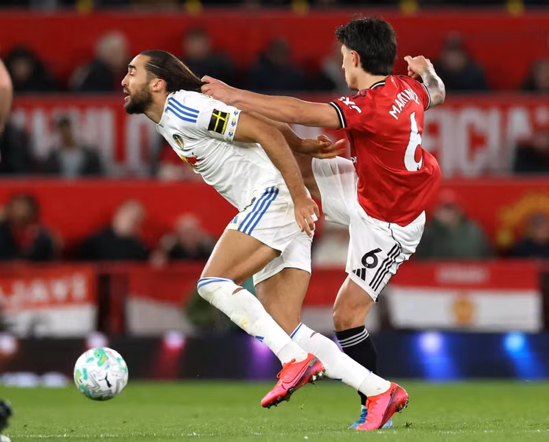 Tình cảnh càng trở nên tồi tệ với Man Utd khi trung vệ Lisandro Martinez giật tóc Dominic Calvert-Lewin ở hiệp hai. man-utd-5.jpg