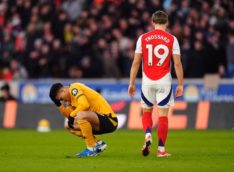 Được thi đấu hơn người lại được chơi trên sân nhà nhưng Wolves không tận dụng được lợi thế. arsenal-07.jpg