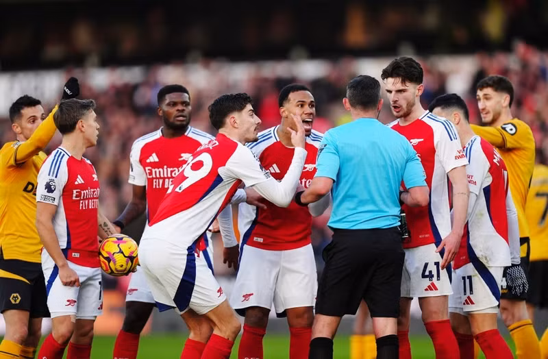 Các cầu thủ Arsenal vây quanh trọng tài Michael Oliver để phản đối. VAR đã được sử dụng nhưng trọng tài không thay đổi quyết định. arsenal-05.jpg