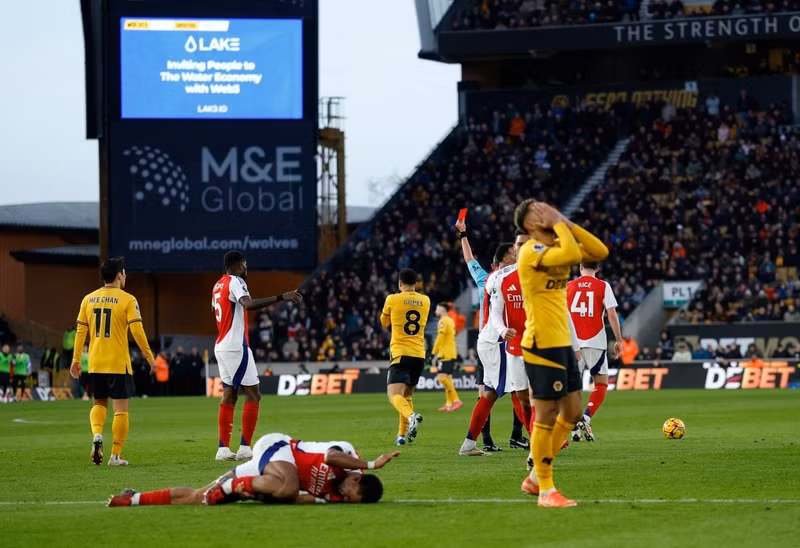 Đến phút 70, Joao Gomes của chủ nhà cũng phải nhận thẻ đỏ rời sân. arsenal-08.jpg
