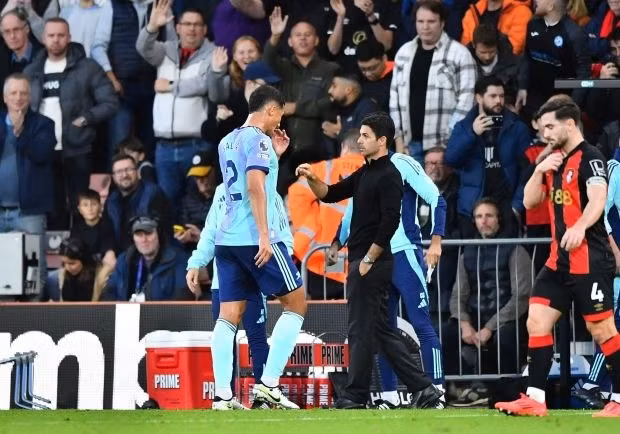 Tấm thẻ đỏ đầu tiên trong sự nghiệp của Saliba khiến Pháo thủ London phải trả giá đắt. 4-5332.jpg