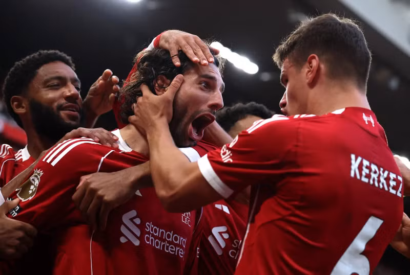 Hậu vệ phải này cùng các đồng đội tại Liverpool ăn mừng cuồng nhiệt pha lập công ở phút 83. liverpool-2.jpg