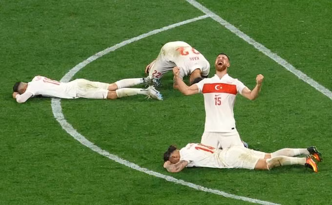 Cầu thủ Thổ Nhĩ Kỳ reo hò vui sướng khi vào tứ kết EURO 2024. TNK07.jpeg