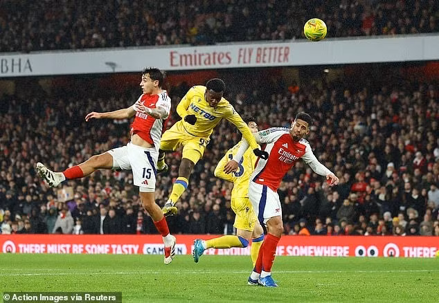 Cựu ngôi sao của Arsenal Eddie Nketiah ghi bàn rút ngắn tỷ số xuống 2-3 cho Crystal Palace ở phút 85. Tuy nhiên, đây cũng là những diễn biến đáng chú ý cuối cùng của trận đấu. 8.jpg