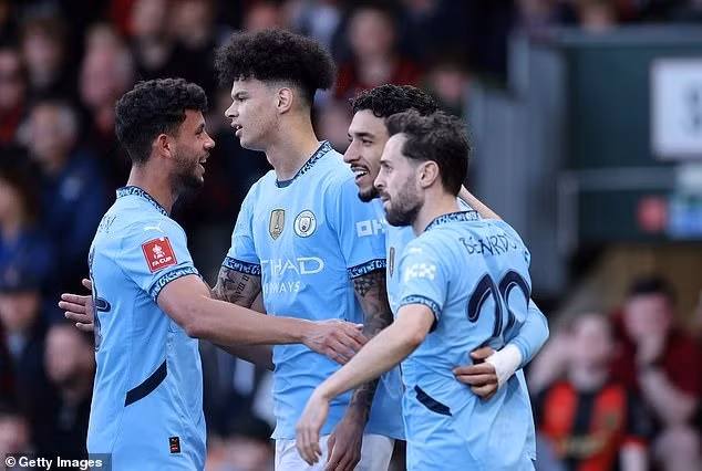 Man City chỉ còn duy nhất ở đấu trường FA Cup với hy vọng thoát khỏi mùa giải trắng tay khi đã không còn cơ hội cạnh tranh vô địch Ngoại hạng Anh, bị loại khỏi Champions League. man-city-11.jpg