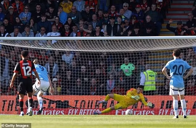 Man City nhập cuộc hứng khởi ở tứ kết Cup FA tối 30/3. Họ sớm được hưởng phạt đền nhưng cú sút của Erling Haaland không đủ độ khó để có thể đánh bại thủ môn Kepa Arrizabalaga. man-city-01.jpg