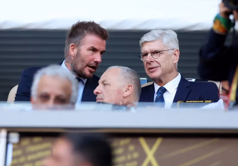 Huyền thoại bóng đá Anh ngồi trên khán đài, trao đổi cùng với cựu huấn luyện viên Arsenal Arsene Wenger. messi-3.jpg