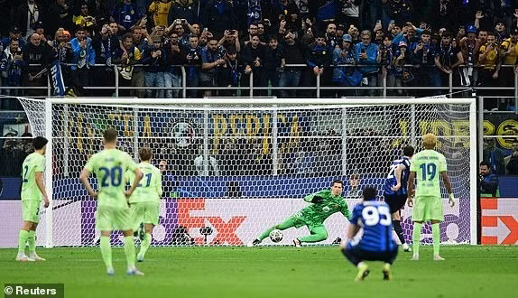 Hakan Calhanoglu không mắc sai lầm nào trên chấm 11m, đưa Inter Milan dẫn trước 2-0 ở phút 45+1. barca-6.jpg