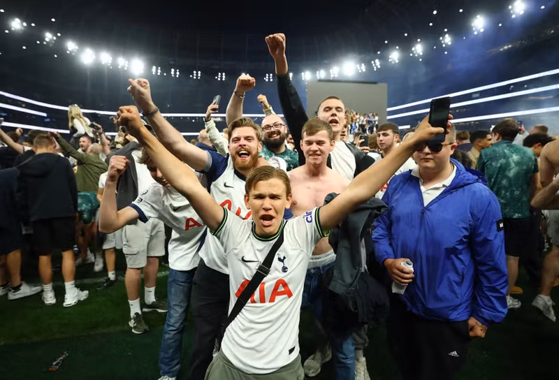 Sân vận động Tottenham Hotspur đã bùng nổ sau khi Brennan Johnson ghi bàn mở tỷ số cho đội nhà ở phút 42. tottenham-2-5540.jpg