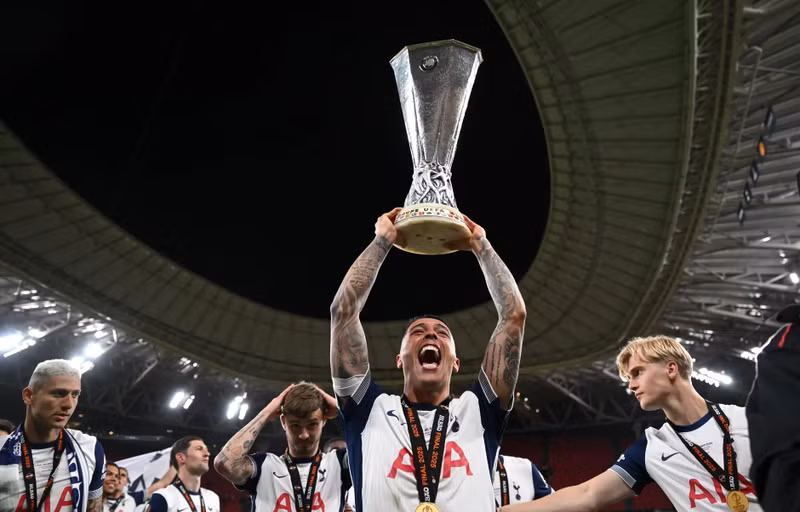 Pedro Porro của Tottenham Hotspur nâng cao chiếc cúp vô địch Europa League. tottenham-8-6395.jpg
