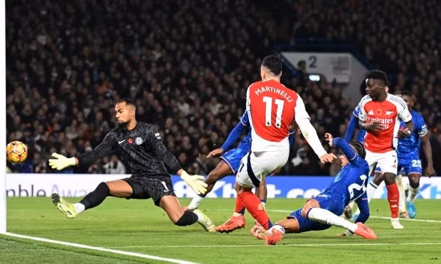 Gabriel Martinelli mở tỷ số khi anh sút bóng qua thủ thành Robert Sanchez ở phút 60. 6.jpg