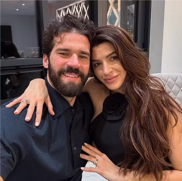 Người đẹp Natalia Loewe, vợ của thủ thành Alisson Becker, đã trở nên quen thuộc với không khí ăn mừng danh hiệu sau 7 năm sinh sống tại Liverpool. 7-9564.png