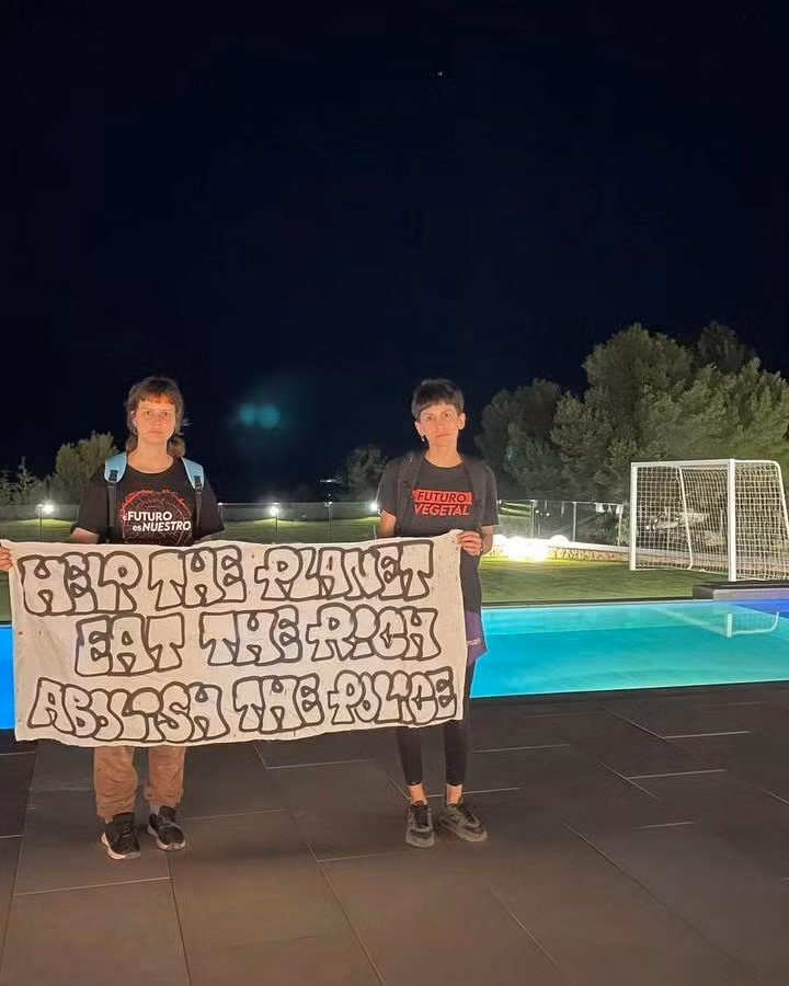 Messi và vợ con anh không có mặt ở thời điểm dinh thự bị phá hoại. 7.jpg