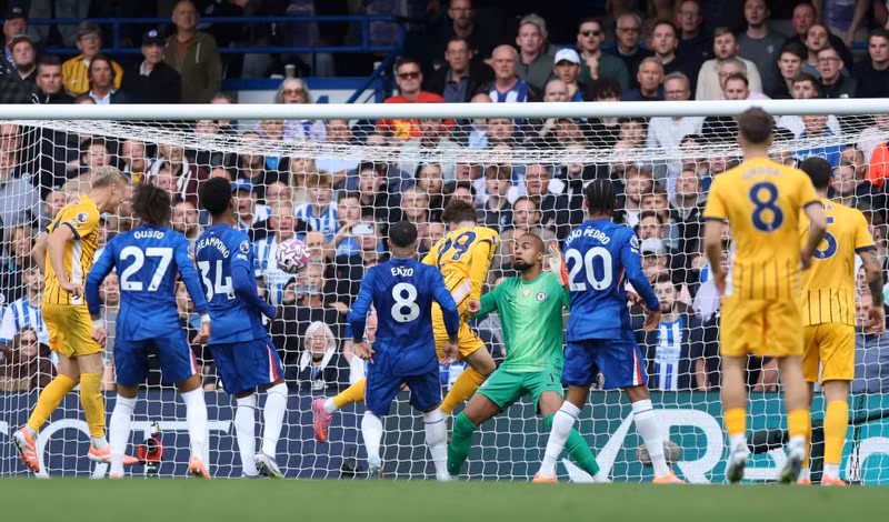 Maxim De Cuyper xoay chuyển tình thế trận đấu với bàn nâng tỷ số lên 2-1 ở phút 90+2. chelsea-10.jpg