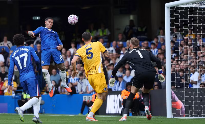 Chủ nhà có khởi đầu thuận lợi khi Enzo Fernandez đánh đầu mở tỷ số ở phút 24. chelsea-7.jpg