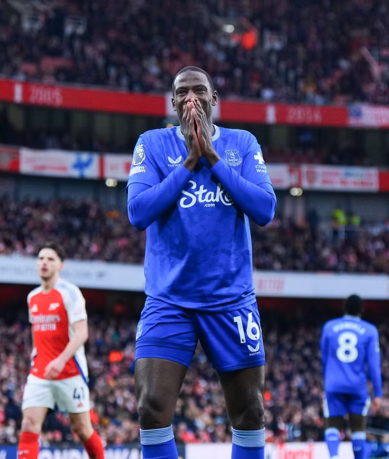Abdoulaye Doucoure cũng tiếc nuối vì đã bỏ lỡ cơ hội ghi bàn duy nhất của Everton trong trận đấu. editorial-use-no-use-unauthorise.jpg
