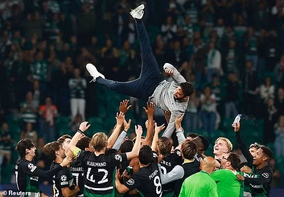 Các cầu thủ Sporting tri ân ông thầy Ruben Amorim. 8.jpg