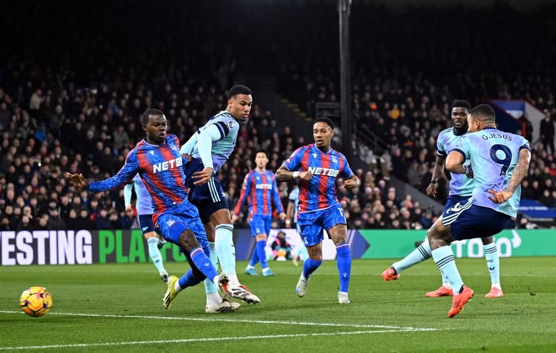 Gabriel Jesus bắt đầu đêm rực lửa với bàn mở tỷ số ở ngay phút thứ 6. arsenal-04.jpg