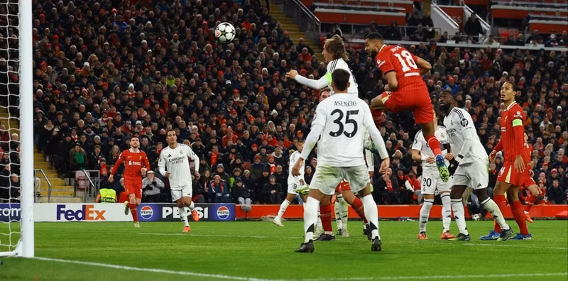 Sự lo lắng của cổ động viên Liverpool tan biến khi Cody Gakpo đánh đầu nhân đôi cách biệt cho Liverpool ở phút 76. 6.jpg