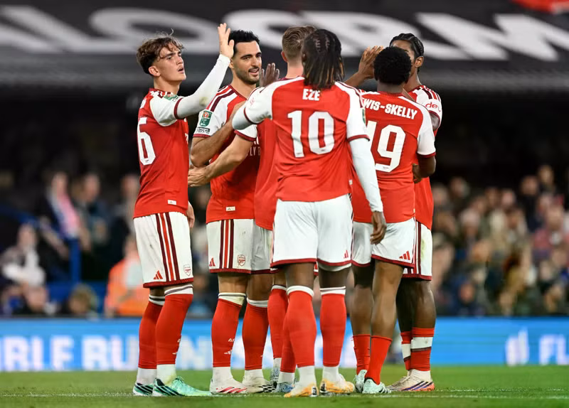 Các cầu thủ Arsenal chia vui sau khi liên tiếp xuyên thủng hàng phòng ngự Ipswich. Riêng Dowman còn góp công vào bàn thứ 2 bằng pha pressing khiến thủ môn Christian Walton chuyền hỏng. Ảnh: Getty 2.jpg