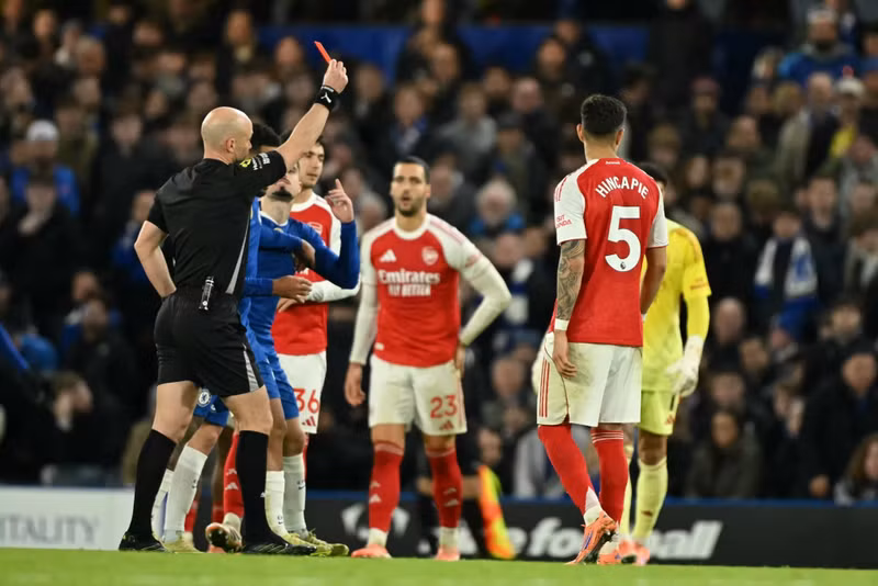 Tấm thẻ đỏ của Moises Caicedo khiến Chelsea phải chơi thiếu người từ phút 37. 0.jpg