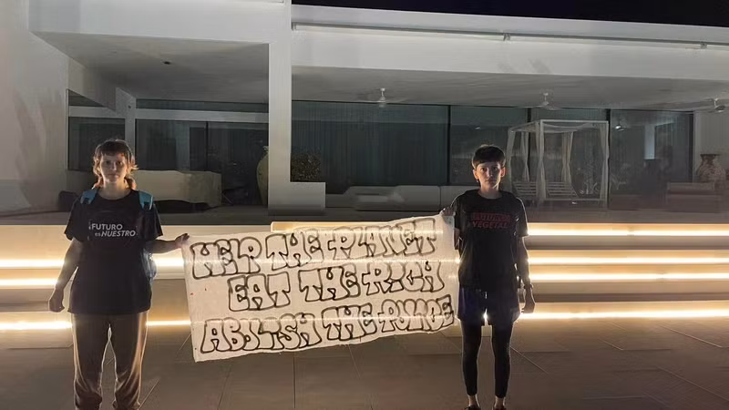 Nhóm công khai hành động của mình. Năm ngoái, họ từng giăng biểu ngữ "sự xa xỉ của bạn là cuộc khủng hoảng khí hậu của chúng tôi". 6.jpg
