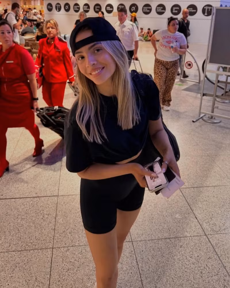 Còn đây là nàng Wag Anita Vidovic: Influencer TikTok kiêm người mẫu đến từ Slovenia. Cô thường xuất hiện trendy trong khán đài, khoe phong cách sành điệu và thân thiết với người hâm mộ. 5-161.jpg