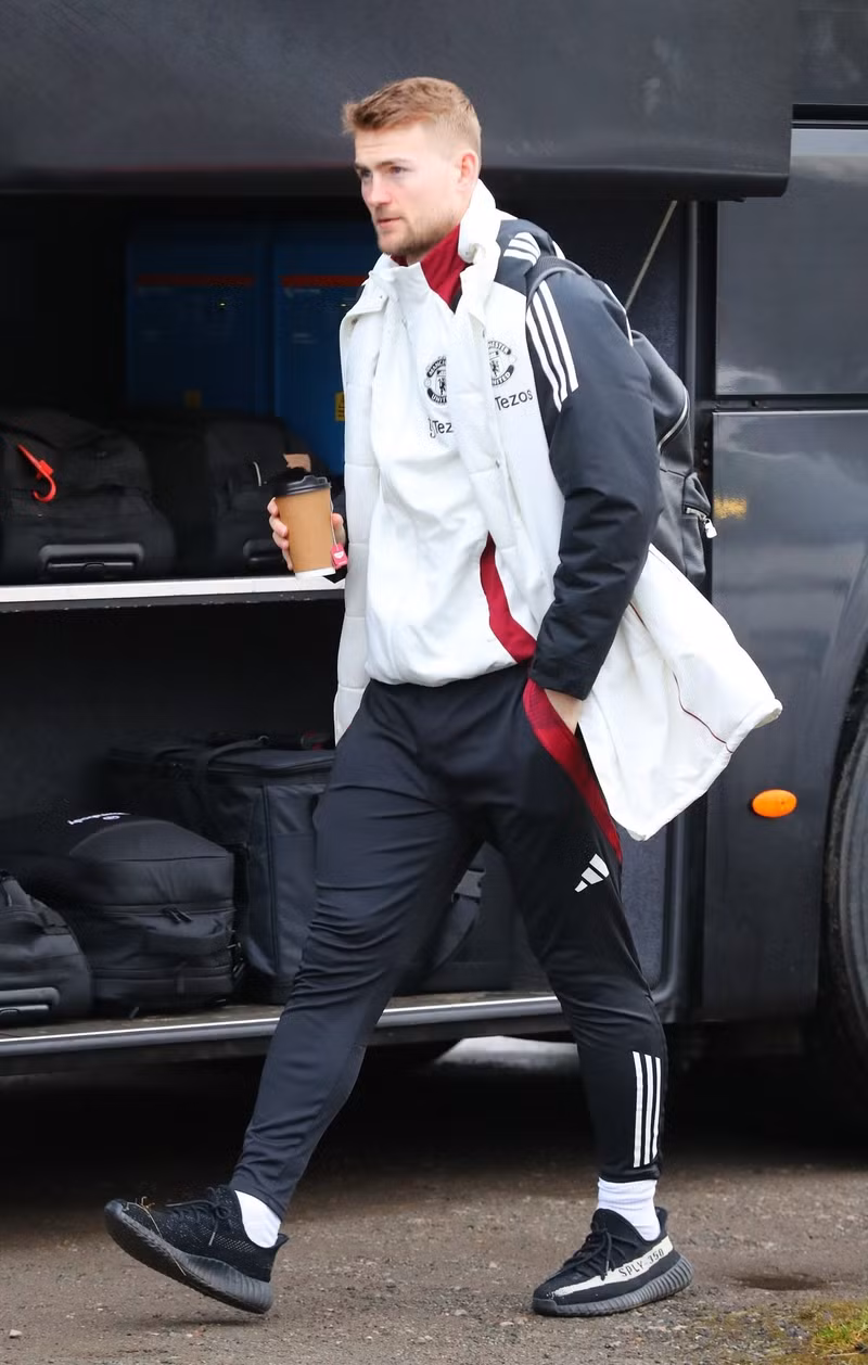 Matthijs de Ligt cầm ly cà phê trên tay trong quá trình di chuyển. man-utd-06.jpg