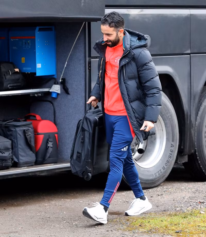 Chiến lược gia Ruben Amorim lên xe buýt đến London để làm khách Tottenham. man-utd-03.jpg